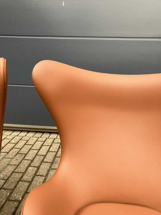 Image 1 of 2 sillas Egg de Fritz Hansen en piel color coñac, ¡en perfecto estado!