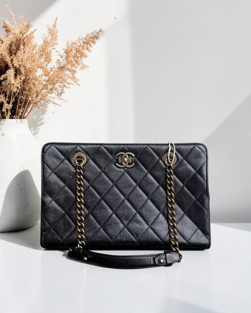Chanel Shopping Tote - Gewatteerd kalfsleer, zwart met gouden details