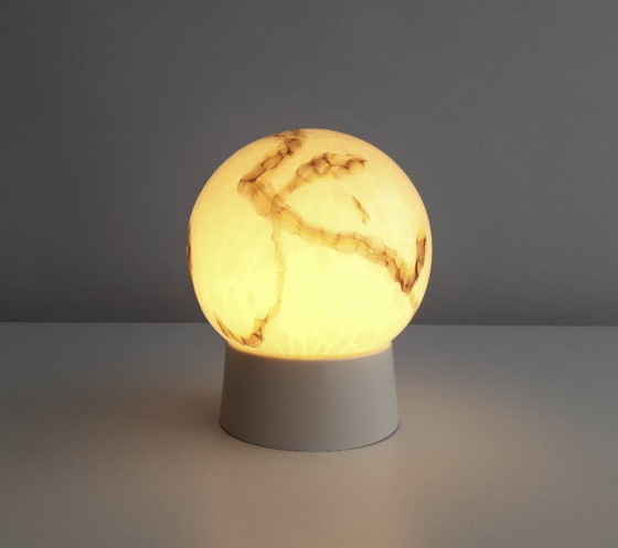 Image 1 of Plafonnier Art Déco exceptionnel en verre marbré, modèle sphérique Art Déco, taille moyenne
