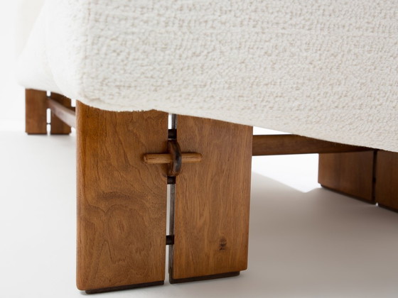 Image 1 of Divano brutalista italiano in noce massiccio e velluto di ciniglia bianco 1960