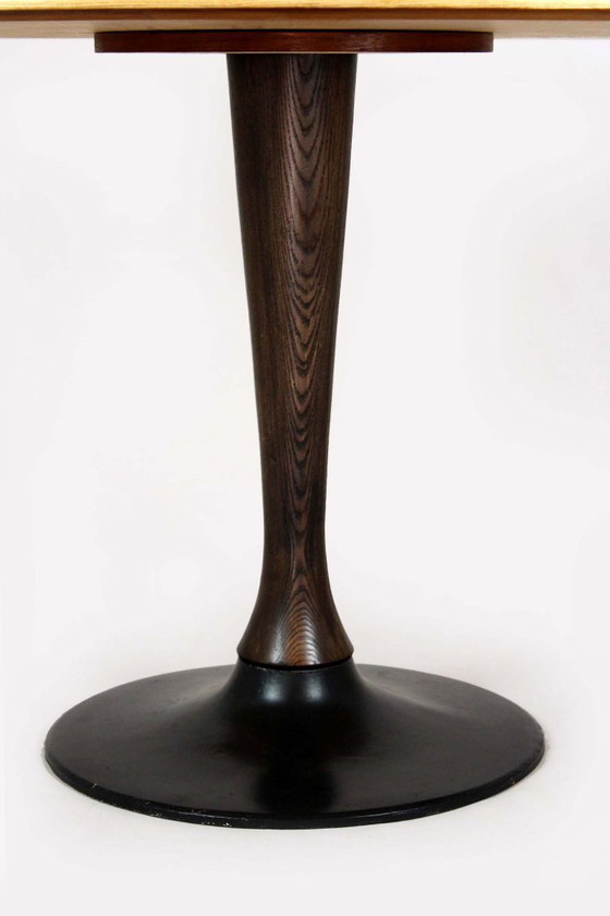 Image 1 of Table de salle à manger ronde tulipe en noyer, style moderne du milieu du siècle, restaurée par Drevotvar, années 1960