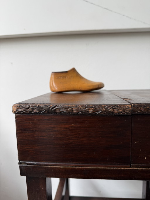 Antiker Schusterschrank / Schustertisch aus dunklem Holz