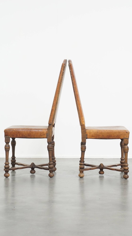 Image 1 of Satz von 2 antiken Esszimmerstühlen aus Holz und Schafsleder aus den frühen 1900er Jahren