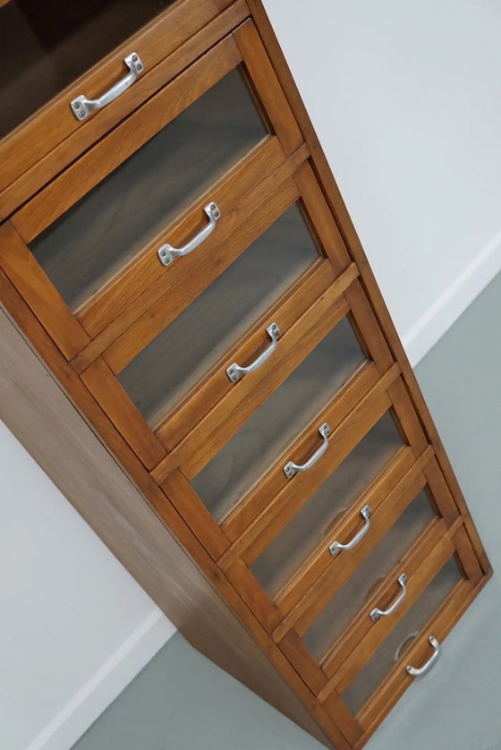 Image 1 of Armoire/vitrine de mercerie vintage allemande en hêtre/chêne, années 1950