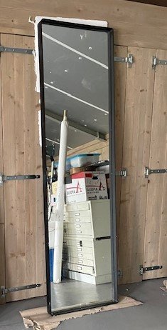 1x Stehender Spiegel mit schwarzem Rand, geeignet für Flur oder Wohnzimmer. Artikel für auf dem Boden.