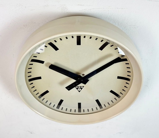 Image 1 of Industriële beige bakelieten fabriekswandklok van Pragotron, jaren 60