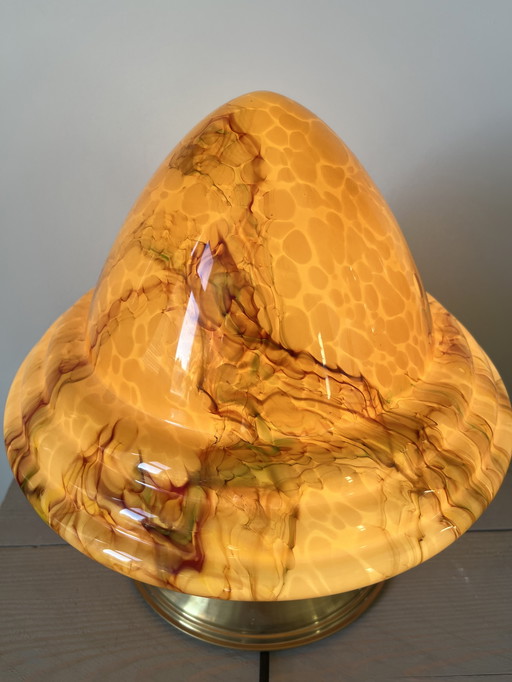 Lampenkap van gemarmerd glas met messing voet – Groot amberkleurig design in Murano-stijl / Artdeco