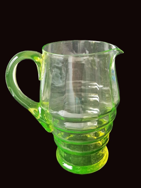Image 1 of Art-déco-Wasserkrug aus Uranglas – 20 cm