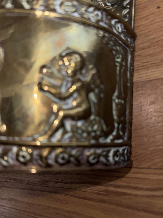 Image 1 of Antieke messing / koperen borstelhouder met barok reliëf (putti / engeltjes)