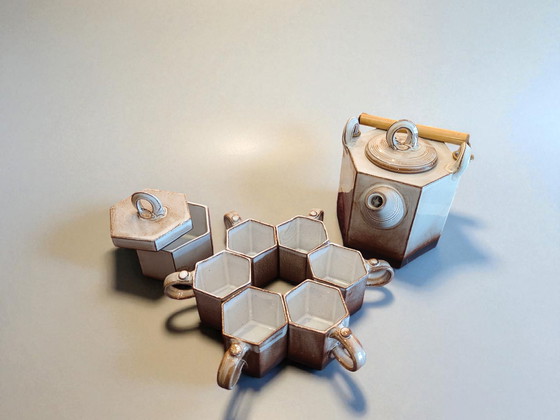 Image 1 of Studio Pottery Theeservies Zeshoekig Gesigneerd FB Jaren 70 Japanse Stijl / Studio Pottery Theeservies Zeshoekig Gesigneerd FB
