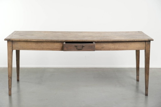 Antiker französischer Esstisch aus grauer Eiche für 6 bis 8 Personen mit Baguetteschublade und wunderschöner Patina.
