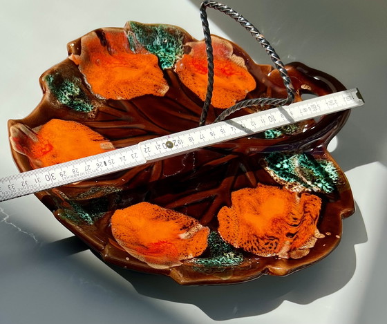 Image 1 of Plat mural ou de service vintage en forme de feuille avec poignée en métal – années 1960