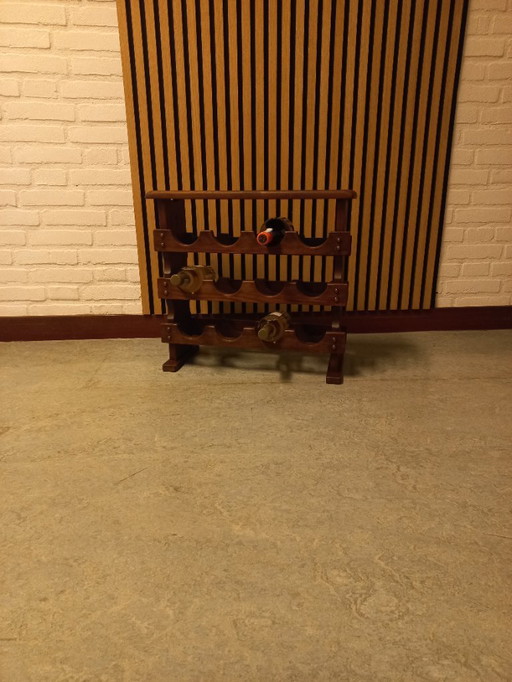 casier à vin brutaliste en bois