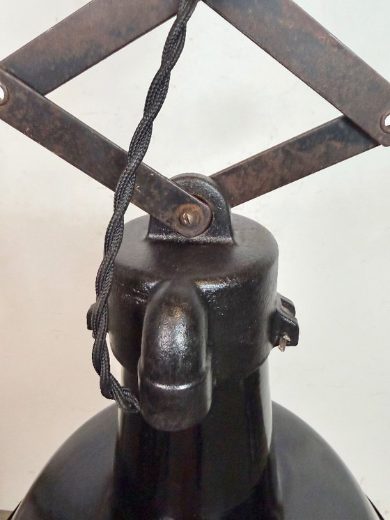 Image 1 of Industriële zwarte emaille schaarplafondlamp, jaren 30