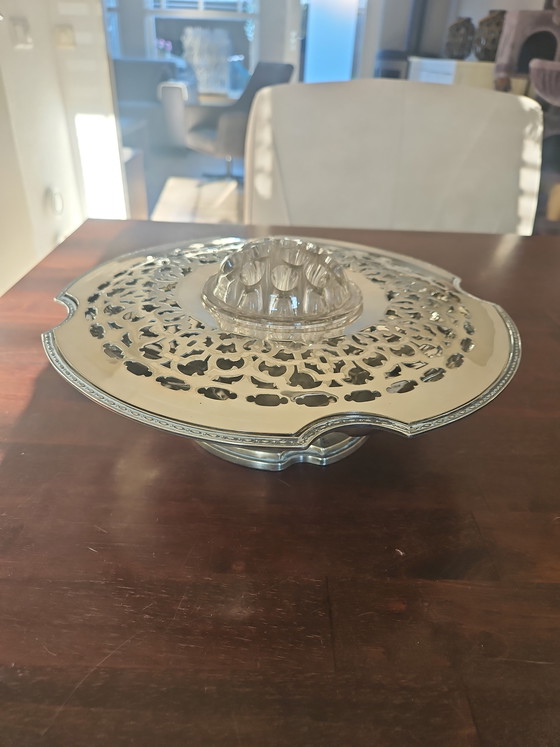 Image 1 of Bol de metal plateado con tapa perforada y soporte para flores.