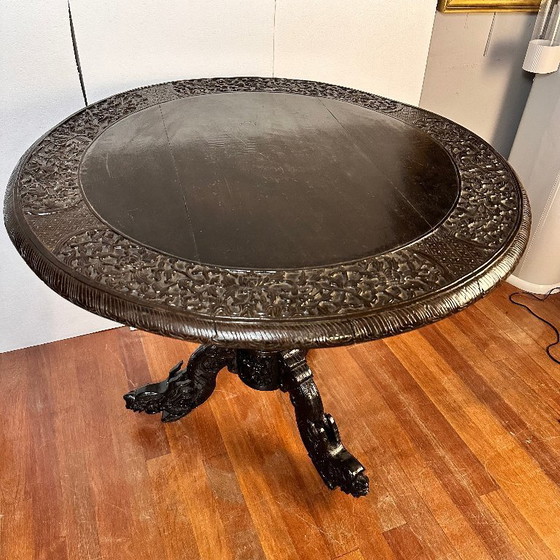 Image 1 of Table basse en bois de padouk sculpté de dragons, style anglo-indien, XIXe siècle.