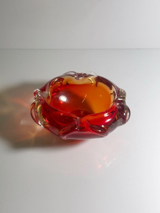 Asbak van glas in Boheemse stijl, rood en oranje, Tsjechoslowakije, circa jaren 60. – Schalen, Murano Glass (photo 3 of 6)