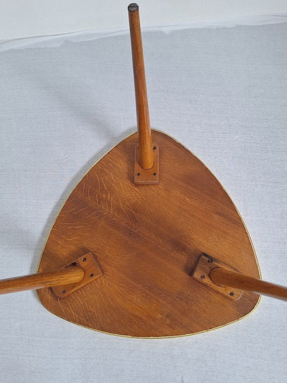 Table basse/d'appoint triangulaire vintage des années 1950 – Tables d'appoint, Wood, Metal (photo 6 of 7)
