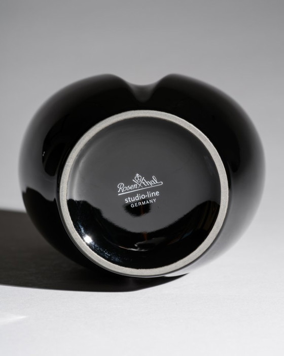 Image 1 of Duo van zwarte porseleinen vazen, Jan van der Vaart & Platt & Young voor Rosenthal, jaren 80.