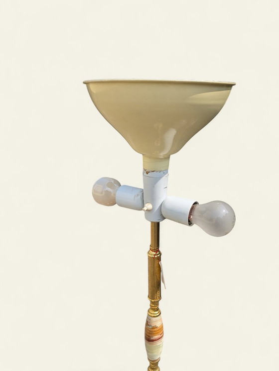 Image 1 of Rarität! Mid-Century Stehlampe mit rosafarbenem Samtschirm & Fransen – Messingfuß mit Marmorverzierung