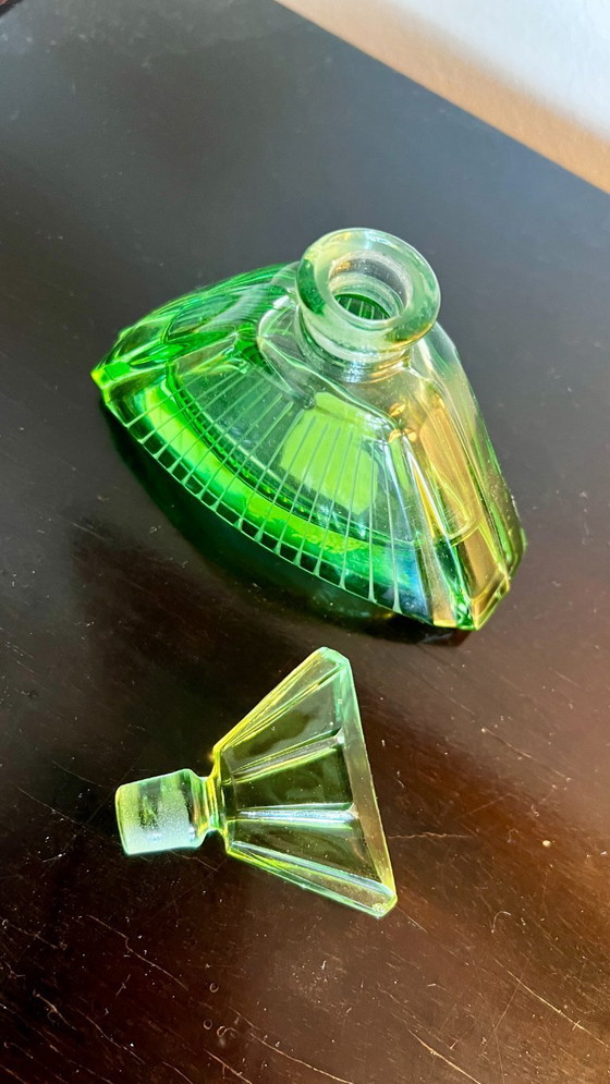 Image 1 of Ensemble de toilette Art Déco en verre à l'uranium de 4 pièces (vers 1930)