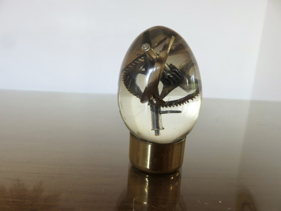 Image 1 of Pierre Giraudon, Frankrijk, Ei van hars met uurwerk, 1970