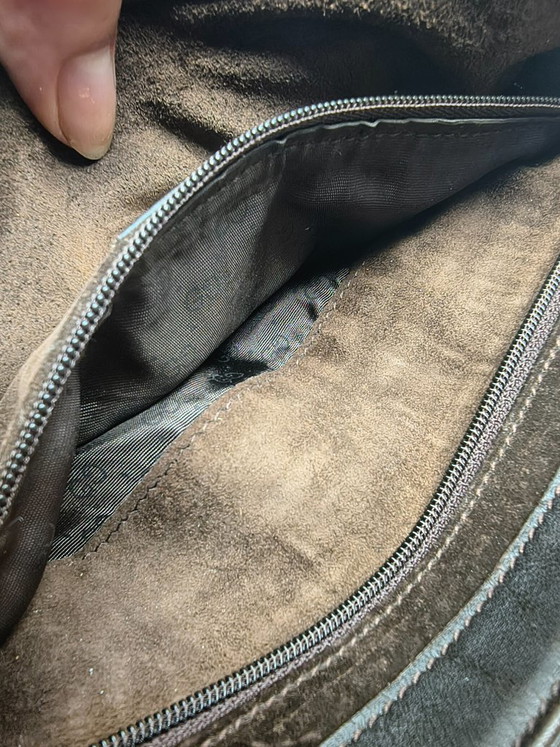 Image 1 of Rara borsa a tracolla vintage Gucci in pelle scamosciata e pelle con catena GG dorata e ciondolo con stemma – Made in Italy
