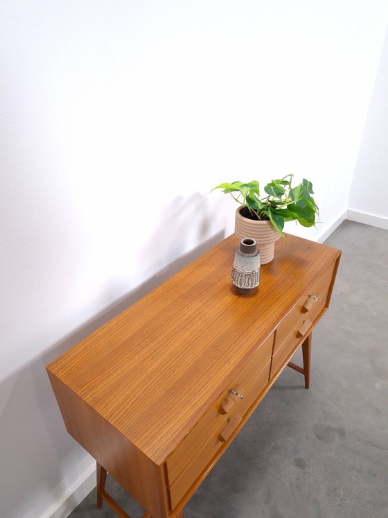 Cassettiera danese vintage in teak con gambe alte inclinate, tavolino, credenza – Cassettiere, Legno (photo 9 of 13)