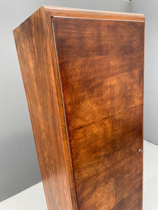 Restaurierter Art-Déco-Kleiderschrank mit Hängeschiene, Nussbaumfurnier, Tschechoslowakei, 1930er Jahre
