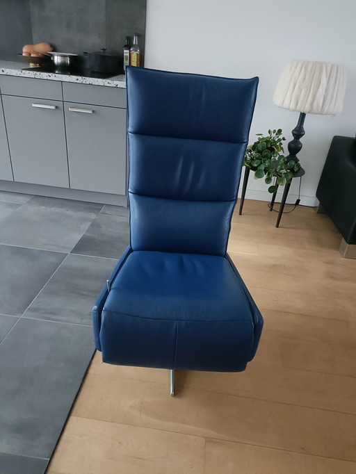 Poltrona relax in pelle blu.