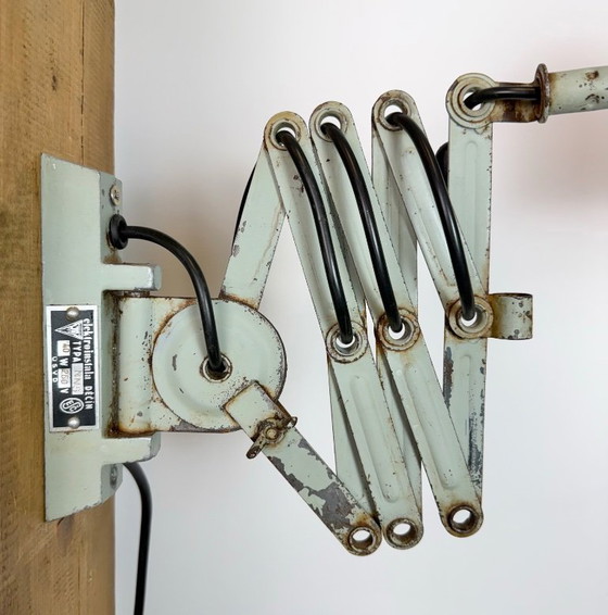 Image 1 of Groene industriële schaarwandlamp van Elektroinstala, jaren 60.