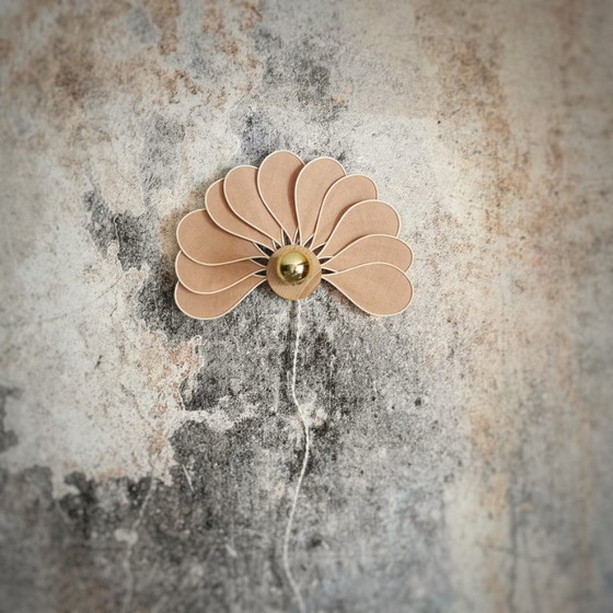 Image 1 of Applique murale, modèle Paon, 11 pétales en rotin et lin (teinte personnalisable)