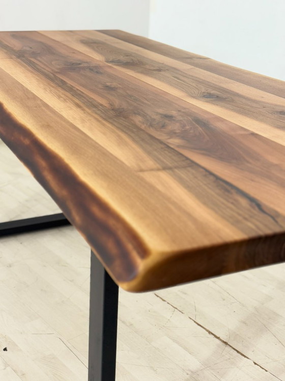 Image 1 of Massief houten eettafel van walnoothout / Tafel / Eettafel / Vergadertafel / Woonkamertafel / 199,5 cm breed