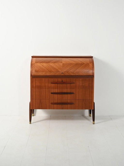 Secrétaire scandinavo in teak degli anni '50 con maniglie scolpite allungate