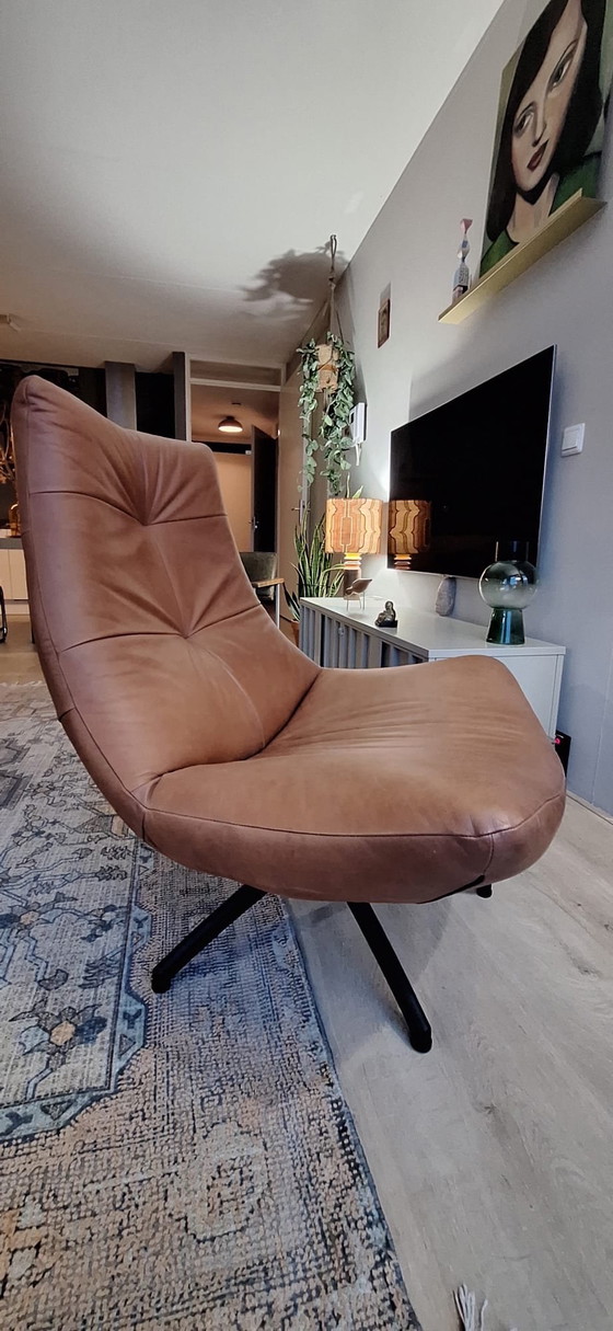 Image 1 of Poltrona girevole Reflex in pelle color cognac.