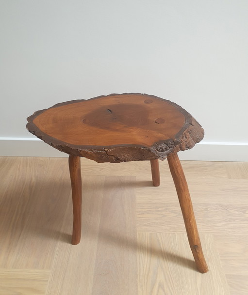 Tavolino/sgabello a tre gambe in stile brutalista vintage, ricavato da un tronco d'albero - anni '60/'70 - Francia