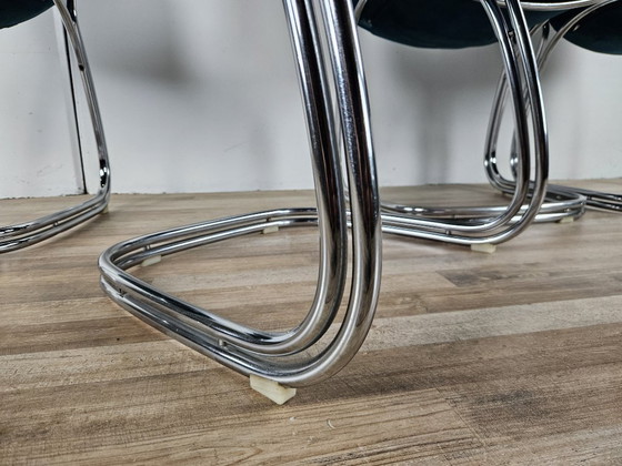 Image 1 of Quattro sedie tubolari degli anni '70 rivestite in velluto blu