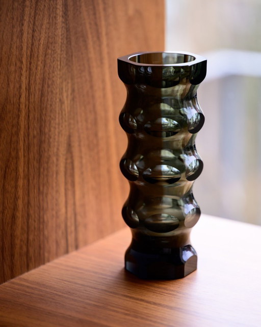 Geometrischer Brutalismus in handgeschliffener Glasvase aus einem ostdeutschen Atelier, ca. 1970er Jahre, DDR