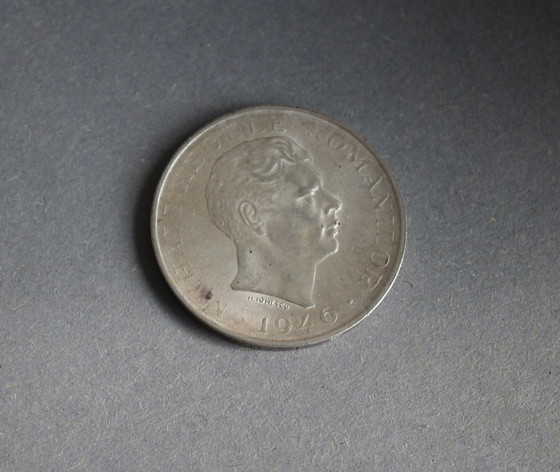 Image 1 of ROMANIA 100000 LEI uit 1946, zilveren munt, 700 fijnheid, tekenen van ouderdom en slijtage.