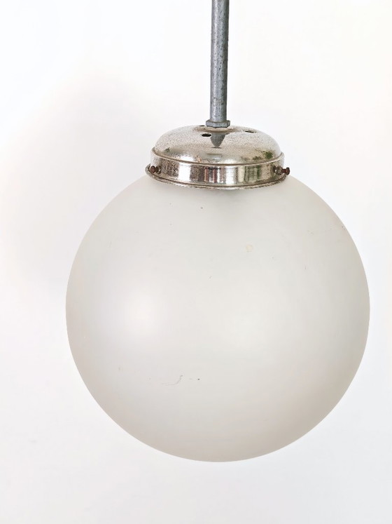 Image 1 of Hanglamp in Bauhaus-stijl uit het midden van de 20e eeuw / Vintage industriële schoollamp / Minimalistische bol van mat glas