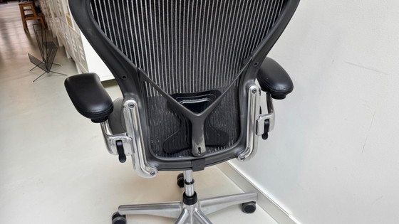 Image 1 of Herman Miller Aeron bureaustoel met chroom onderstel