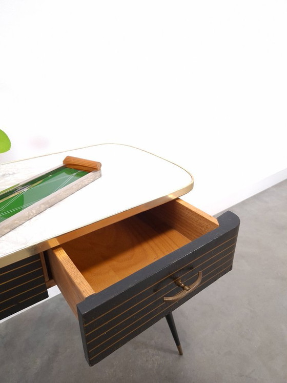Mobile anni '50 con gambe inclinate, piano in laminato, cassetti e dettagli dorati. – Cassettiere, Wood (photo 11 of 20)