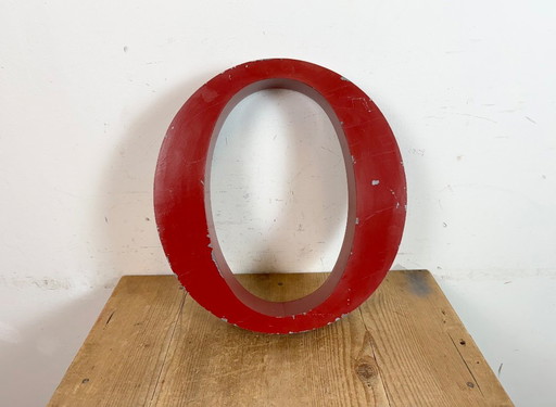 Lettera O in ferro rosso vintage, anni '70