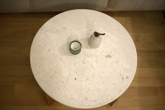 Image 1 of Couchtisch rotunda Crema Perla aus Naturstein und Massivholz Eiche