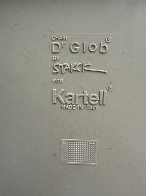 Set composto da 4 sedie Dr Glob e 1 tavolo, disegnato da Philippe Starck per Kartell.