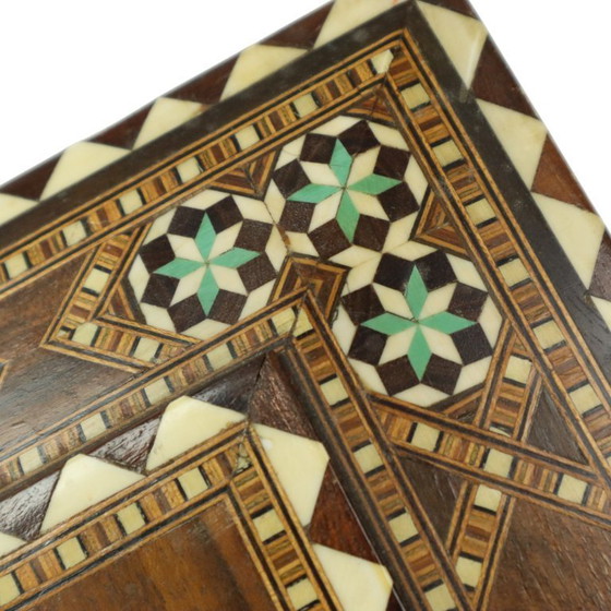 Image 1 of Caja de joyería con incrustaciones de marquetería