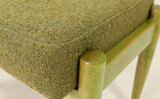 Image 1 of Set van twee voetenbankjes in vintage-stijl, uniek ontwerp, gemaakt van groen hout met bouclé bekleding.