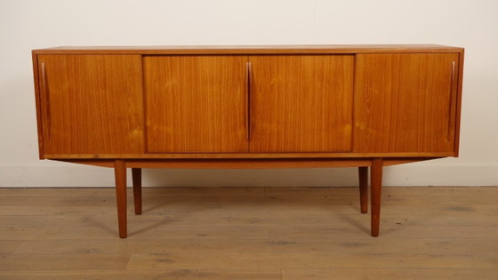 Aparador de madera con puertas correderas, Aparadores, Marrón, Mid Century Modern (foto 2 de 11)