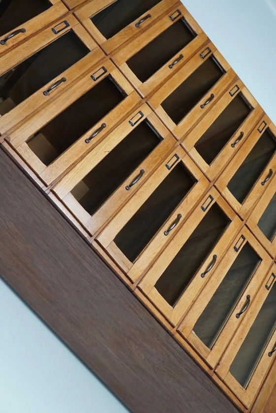 Image 1 of Vitrina inglesa de mercería con cajones con frente de cristal, circa 1930