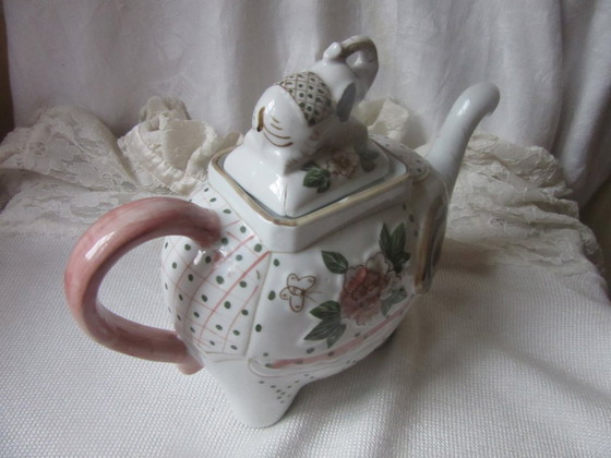 Olifantvormige theepot, wit keramiek met bloemmotief "Andrea by Sadek" vintage, Tafelaccessoires (foto 7 van 10)